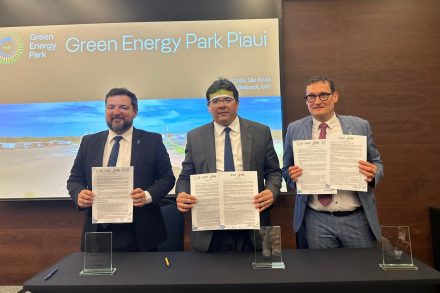 Victor Hugo Almeida (CEO of Investe Piaui, left), Rafael Tajra Fonteles (Governor of the State of Piaui, middle), Bart Biebuyck (CEO of Green Energy Park, right) signing the Series-A funding agreement in Sao Paulo, Brazil